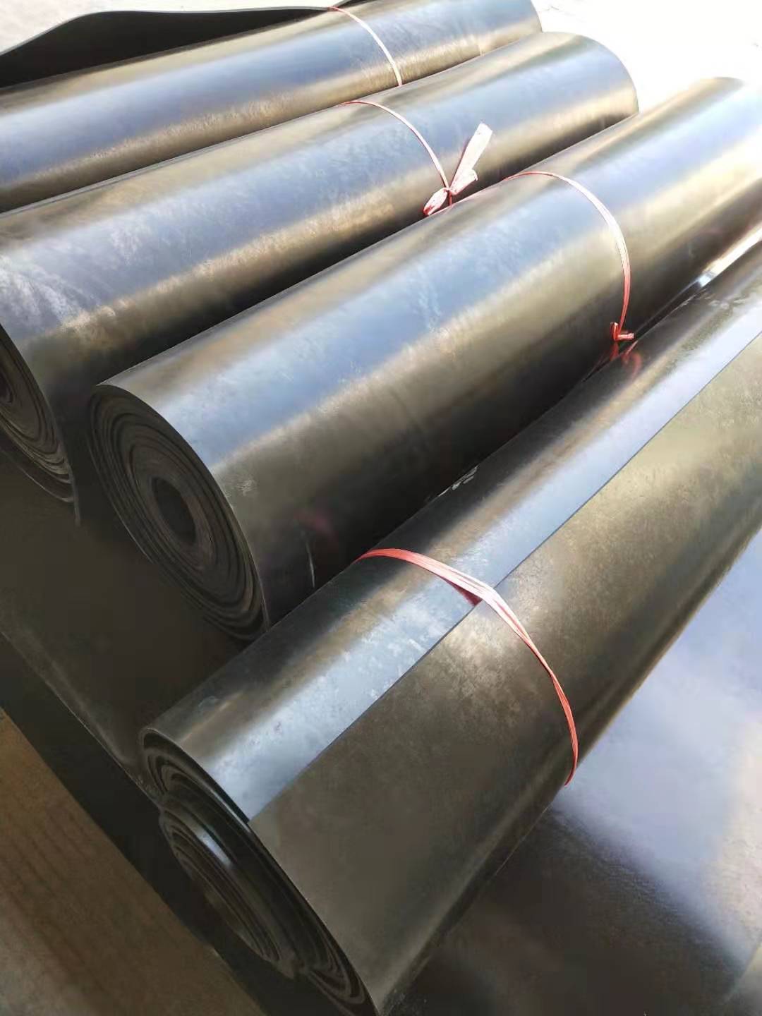 丁腈橡膠板：是由丁二烯和丙烯腈經(jīng)乳液聚合法制得的，丁腈橡膠主要采用低溫乳液聚合法生產(chǎn)。